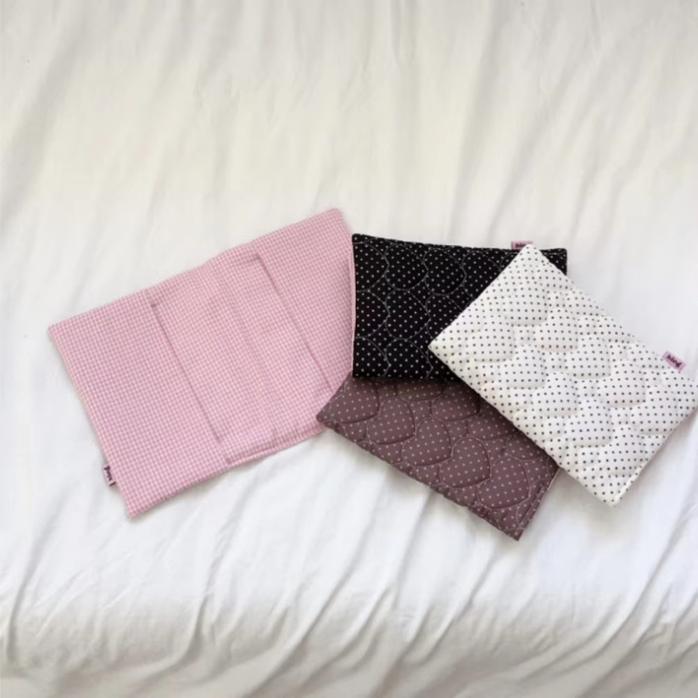 Notebook Dotted A5 - かわいいキルティング加工のコットン製A5サイズブックカバー。洗濯可能なノートブック用スリーブ。水玉模様。本棚の保護カバー。学生向け文具。